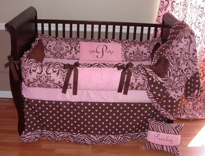 جميلة للأطفال-سرير في وردي اللون مخططات