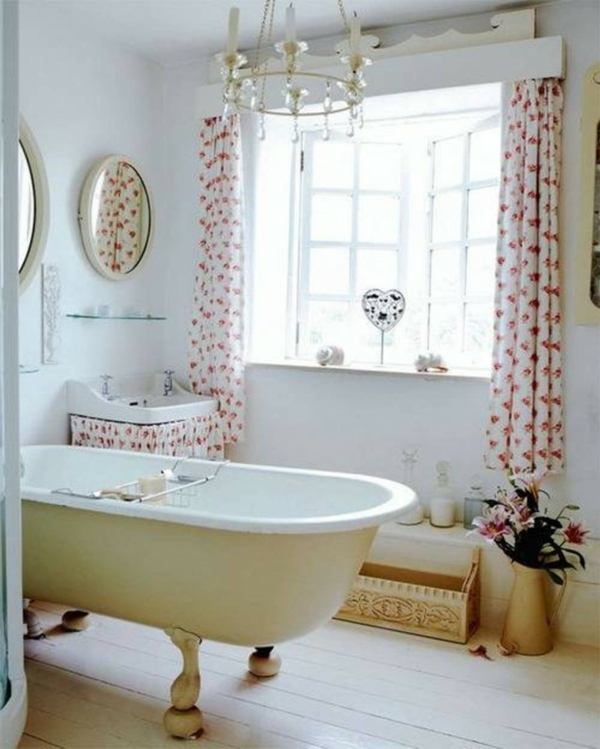 όμορφο μπάνιο με μια ρετρό εμφάνιση ενδιαφέρουσες κουρτίνες και κομψούς πολυελαίους