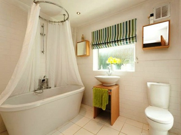 belle-salle de bain-avec-rideaux-pour-petites-fenêtres-baignoire blanche