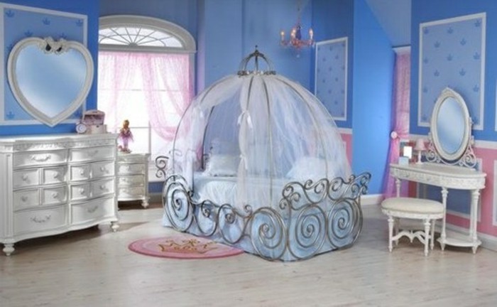 hermoso cielo-cuna-en-habitación del bebé azul-para-chicas