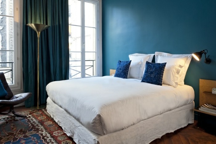 kaunis-pieni makuuhuoneen-set-seinävärin siniharmaa