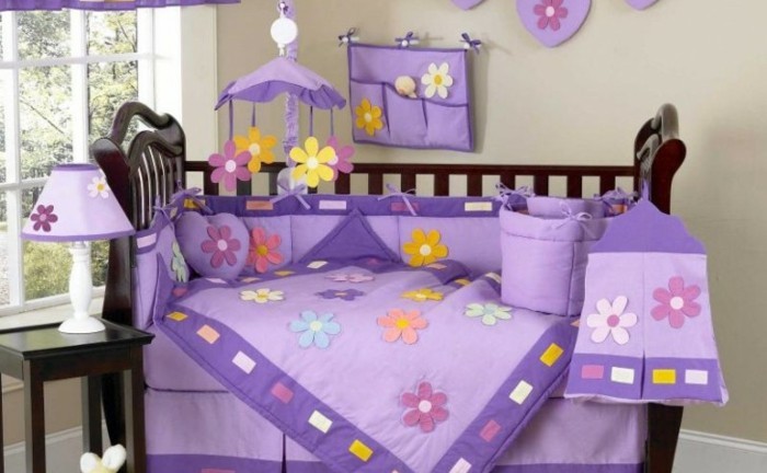 مع purple- السرير والستائر جميلة نموذج للرضع،