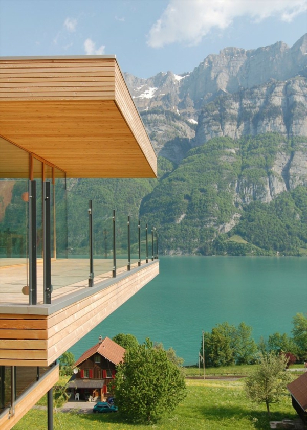 lijepa kuća s elegantnom drvenom terasom s pogledom na planine
