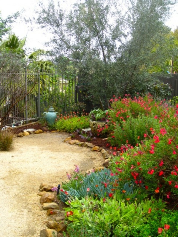 φράχτη στον μεσογειακό κήπο - πράσινα φυτά και λουλούδια