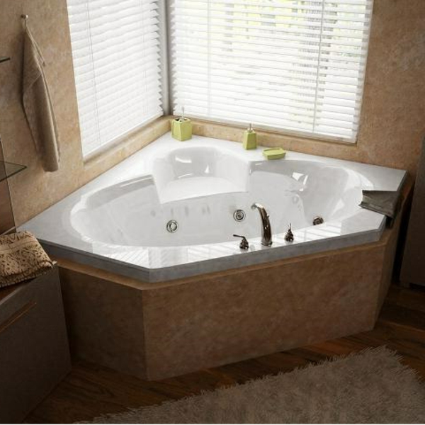 Съвременни ъглови вани в бани с щори