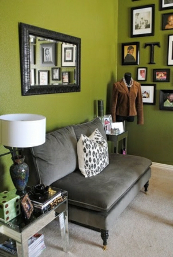 seinä-maali-oliivi-vihreä-valkoinen lamppu sohvan vieressä