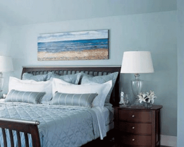 стая-живопис-идеи-ярко-синьо-дизайнерска лампа в бяло