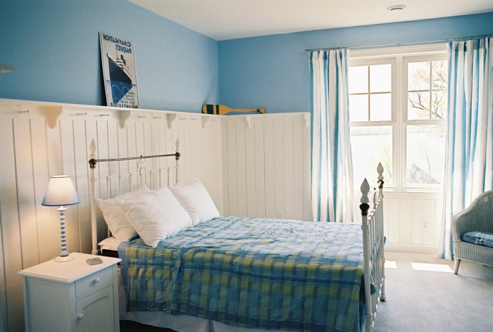 спалня с боя съвети стена цвят синьо-комфортен двустаен