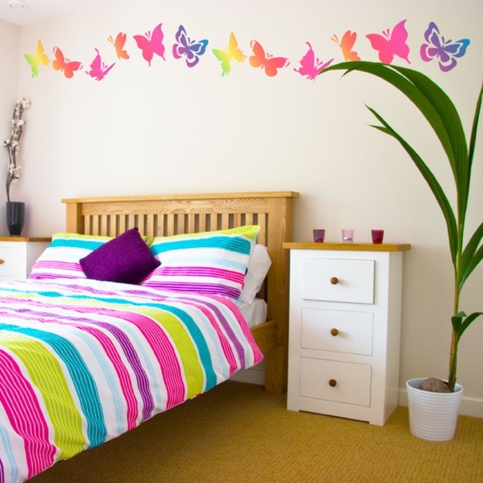 dormitorio fondo de pantalla-para-niña-colorido-mariposas-gran camas