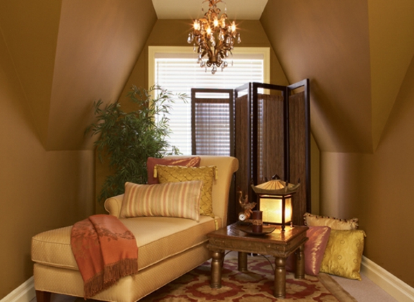 γωνιά δωματίου με παραφίνη θερμού χρώματος και καναπέ