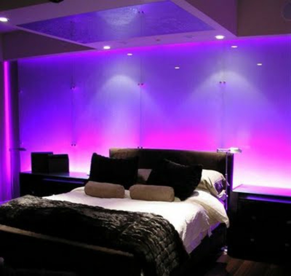 szoba-design-ötletek-inspiráló-fény-dekoráció-misztikus-lila-színek-a romantikus hangulat