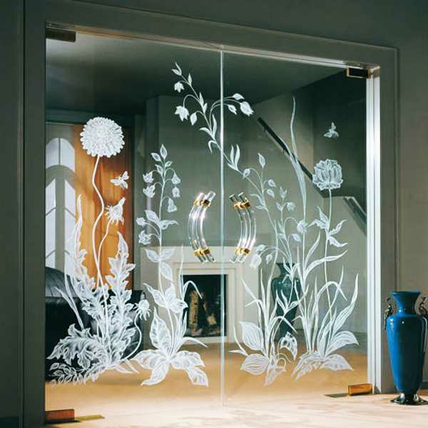 habitación con puerta-de-vidrio-preciosa-con elementos de decoración