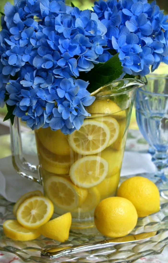 الليمون فك والزهور الزرقاء والليمون في الماء