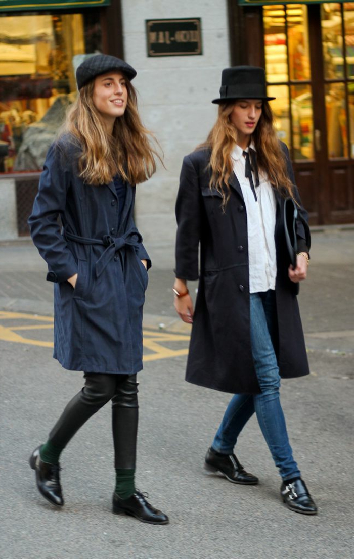Δύο κορίτσια Γαλλικά-Cap-chic-μοντέρνα ρούχα