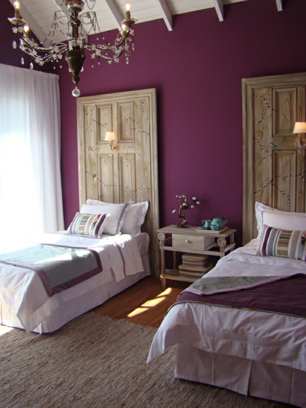 araña de cristal de dos camas en lila-dormitorio-hermosa