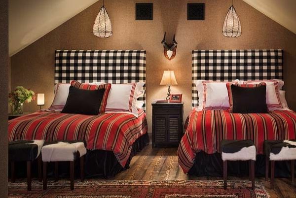 dos camas en la habitación con hermosas camas de colores que aparecen de la misma manera