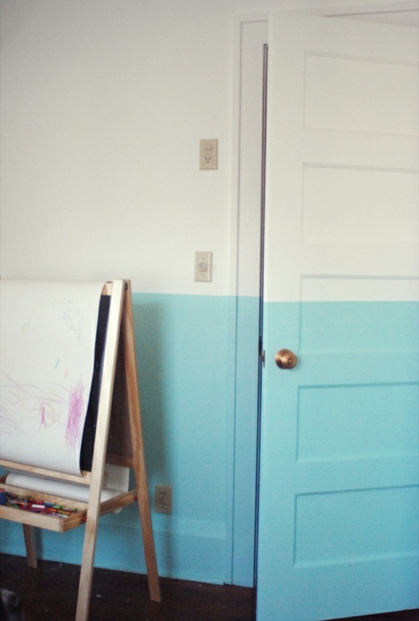 бяло и ярко синьо като цветове за интересен дизайн на стаята