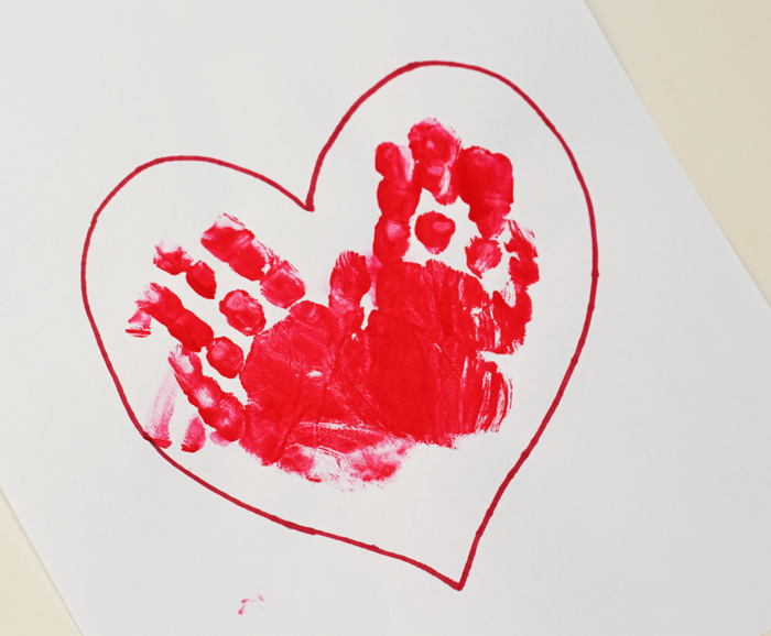 deux mains et un coeur - l'une des idées pour les photos d'empreintes digitales