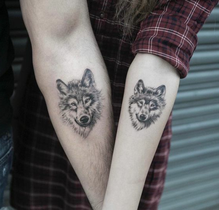 Ето две страхотни идеи за татуировки на вълци - две ръце и два черни вълка