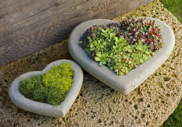 две сърце-бетон-градина-фигури-направете-си-растения в зелено