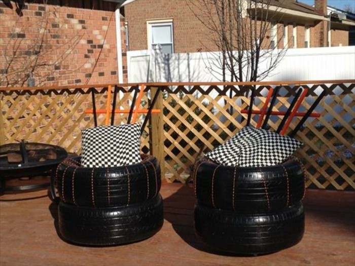 两个现代椅的垃圾焚烧轮胎回收制成，有吸引力的设计