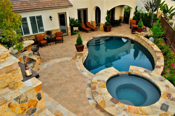 diseño de la casa muy agradable de dos piscinas desde arriba