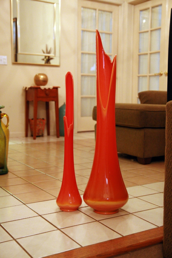 dvije crvene vaze na podu - zanimljiv dizajn
