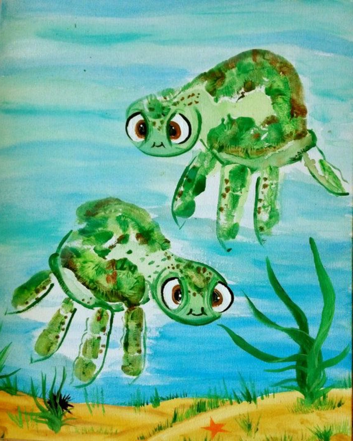 deux belles tortues vertes - photo avec empreinte de main