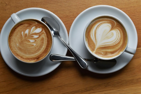 две големи украсени чаши за кафе