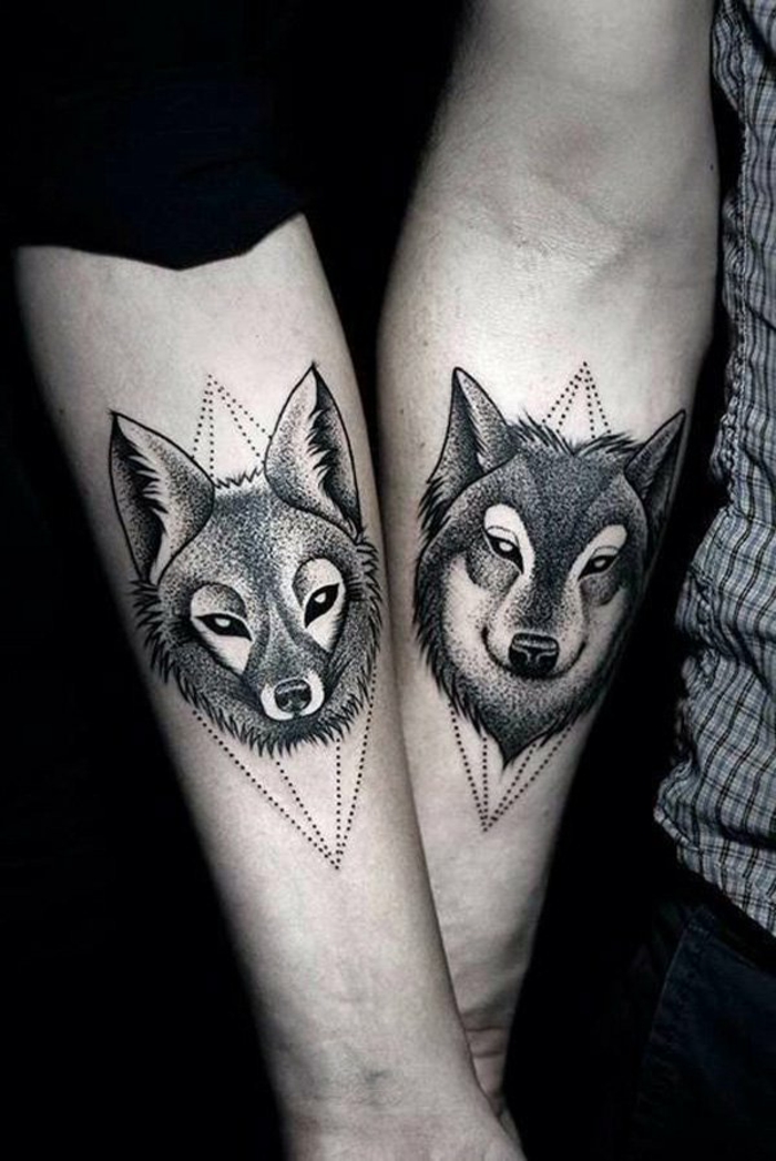 една любяща двойка, две ръце и две големи черни татуировки - лисица и татуировка на черен вълк