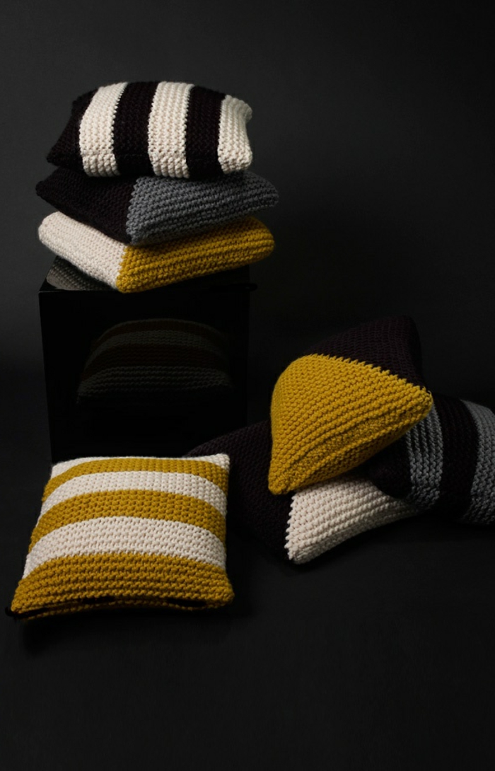 Dos tonos de modelos de almohadas hechas a mano-hermosa-tejer idea de bricolaje