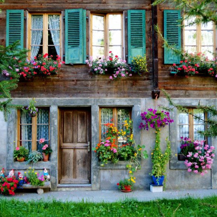 двуетажни къща-швейцарските Алпи Window колоритни магазини-много цветя романтично-уютен