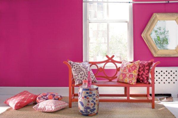 غرفة جميلة مع جدار وردية