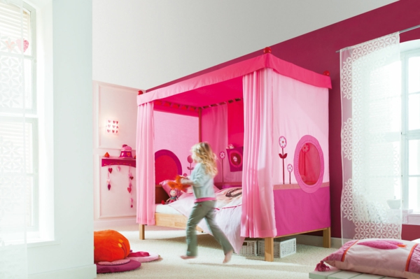 غرفة نوم للأطفال مع سرير مغطى ذو أربعة أعمدة - باللون الوردي