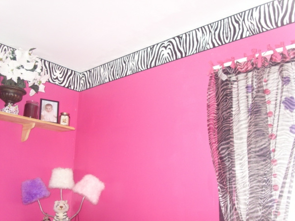Dizajn soba s ružičastim zidovima i prekrasnim prozirnim zavjesama
